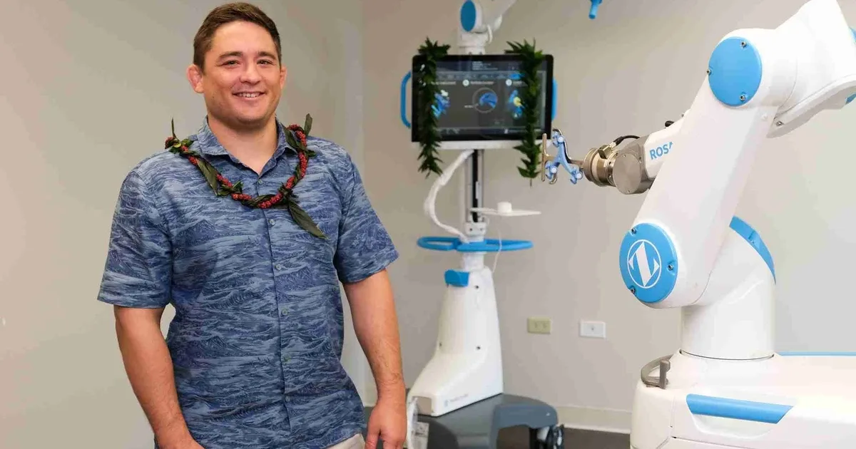 Dr. Paul Morton me ewe robot ROSA — a úfa aloha shirt me maile lei
